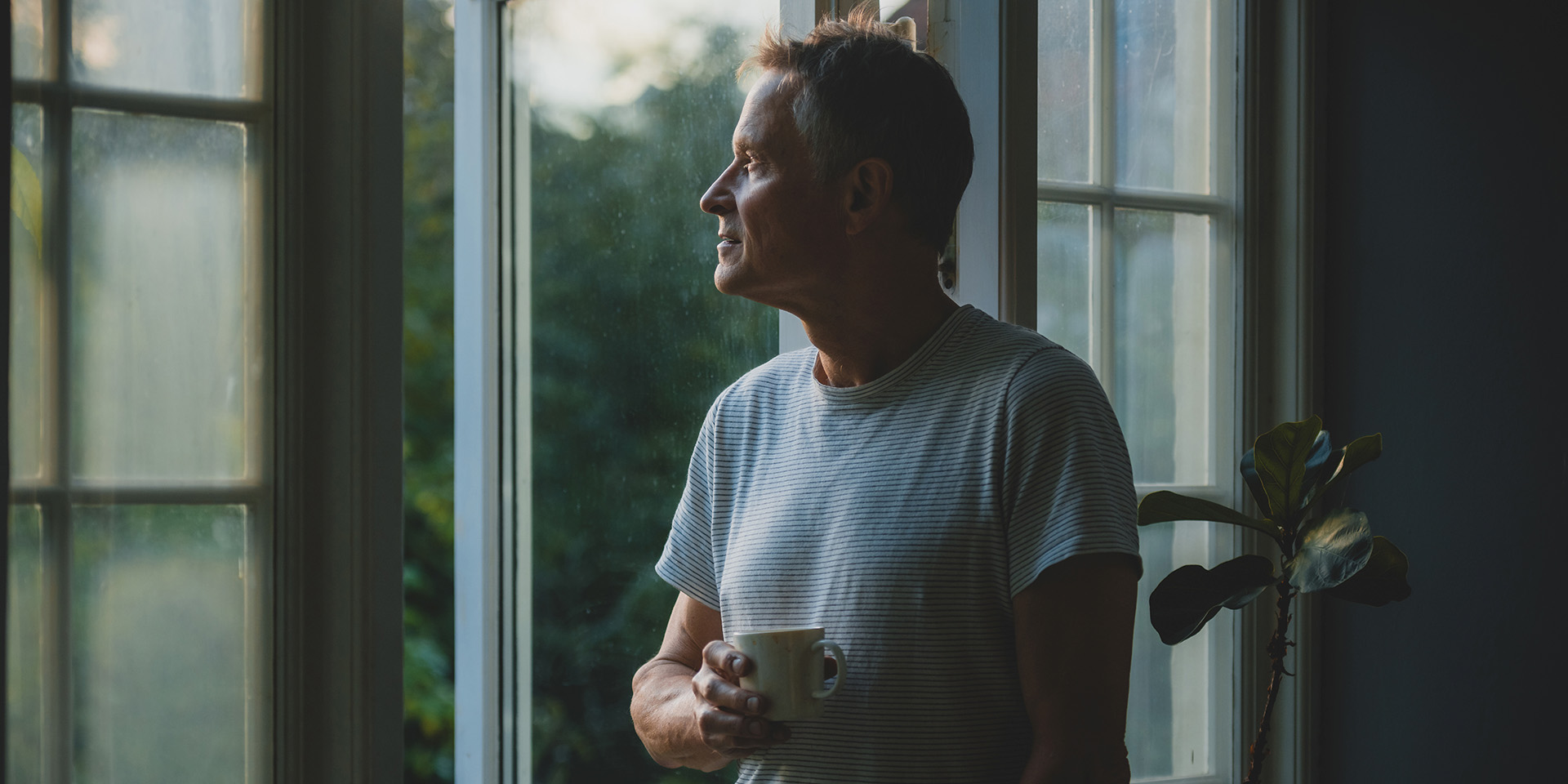 Claus Meyer kigger ud af vinduet