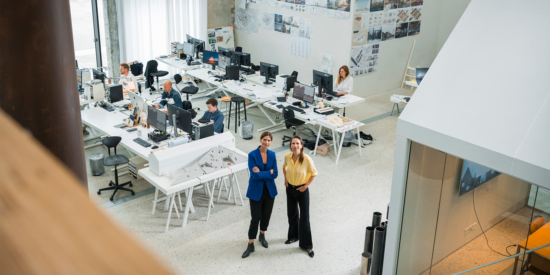 Nina Mathiesen og Mari Randsborg på COBEs kontor