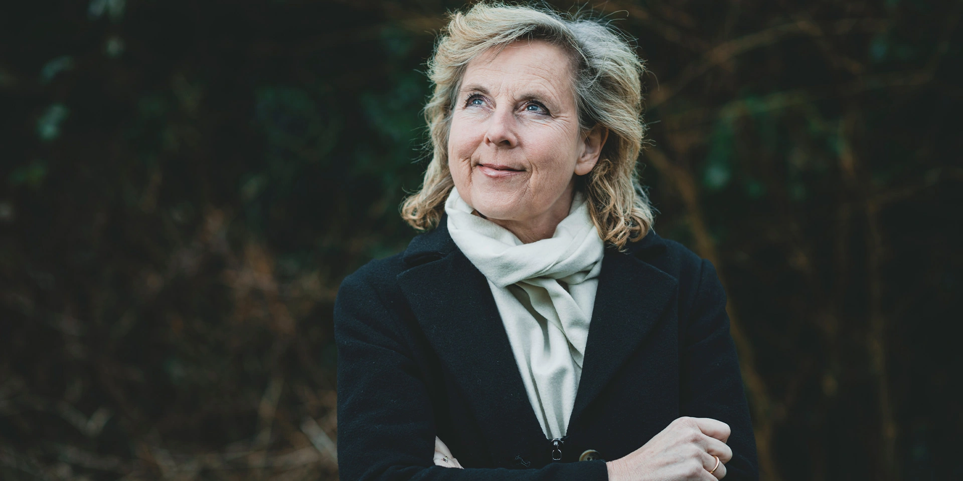 Connie Hedegaard står foran et træ