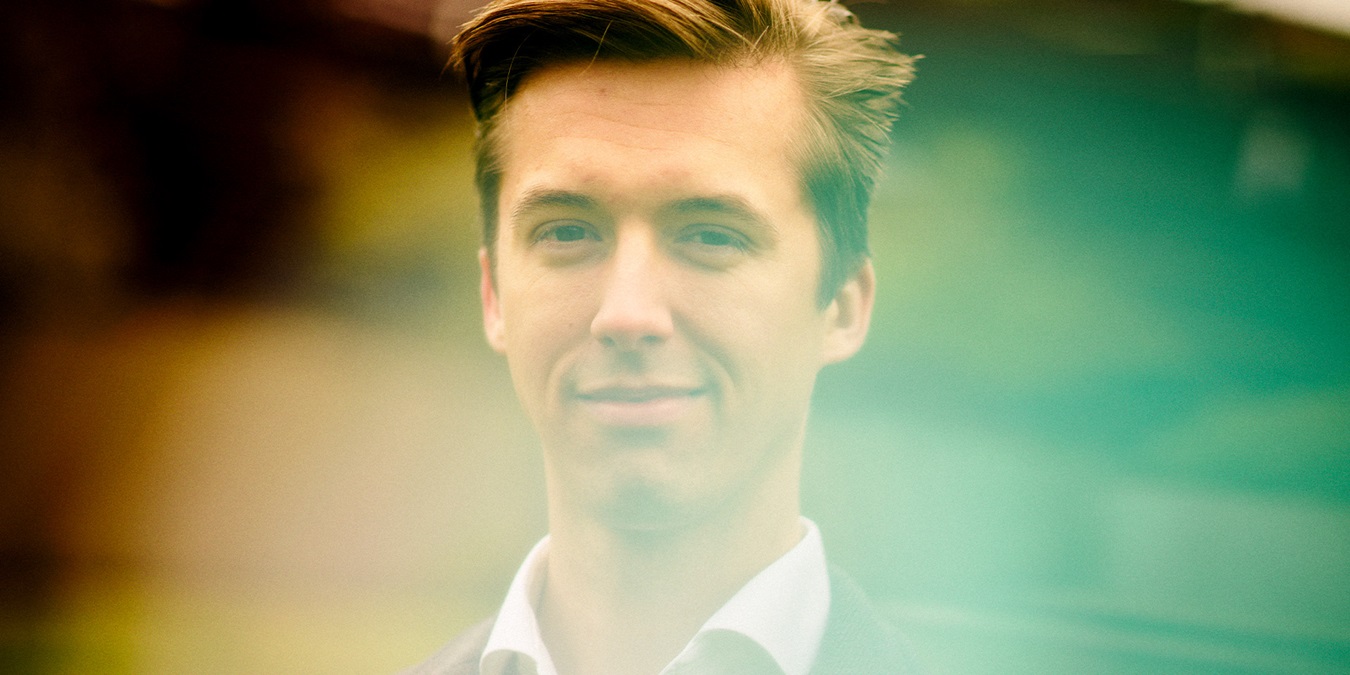 Daniel Nymand Pedersen kigger ind i kameraet