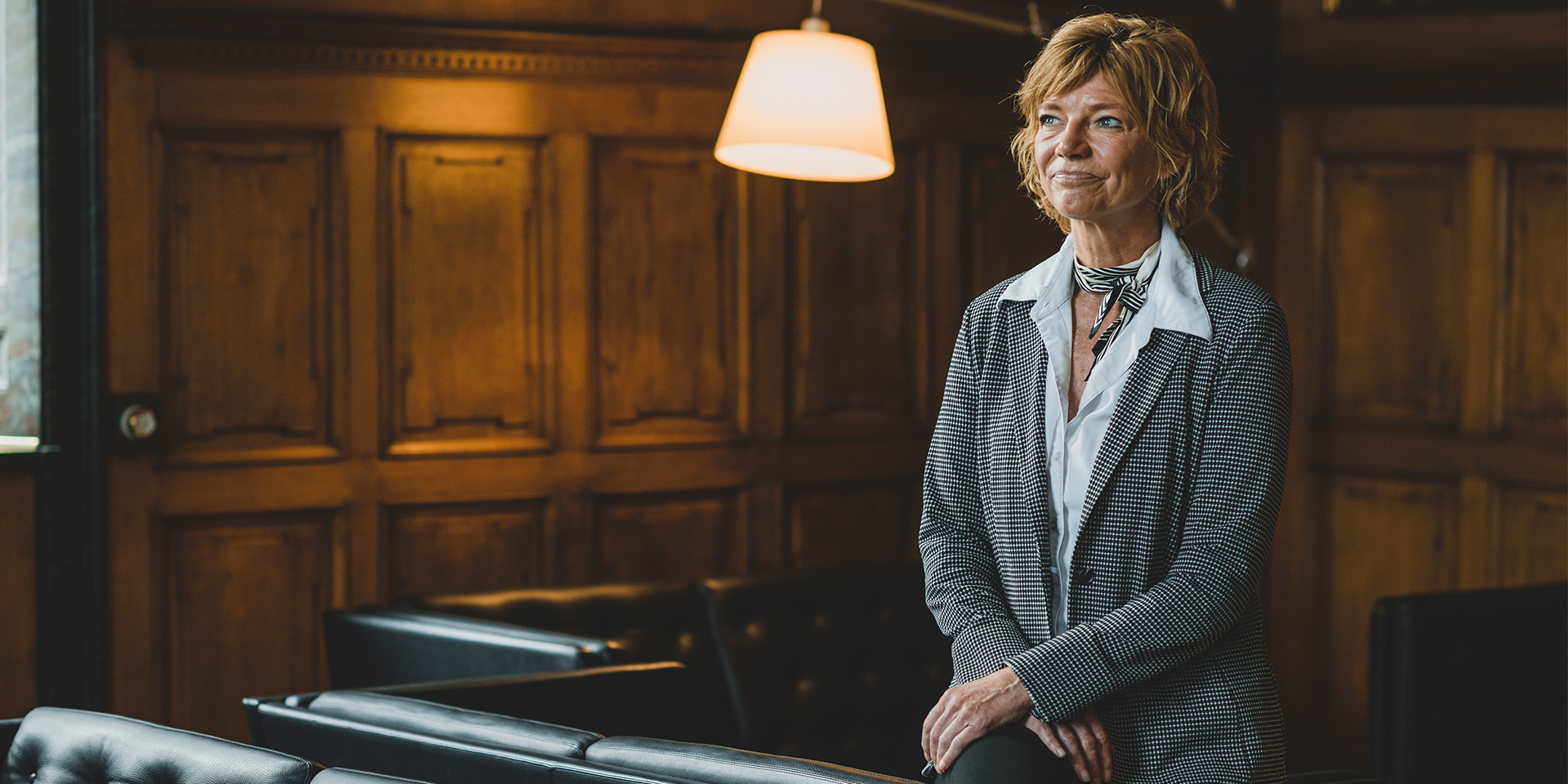 Tina Buch Olsson på sofa på Dansk Erhvervs kontore