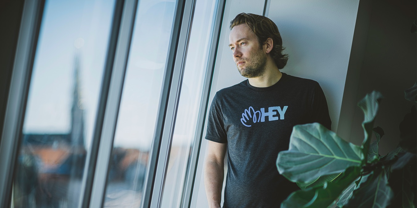 David Heinemeier Hansson kigger ud af vinduet