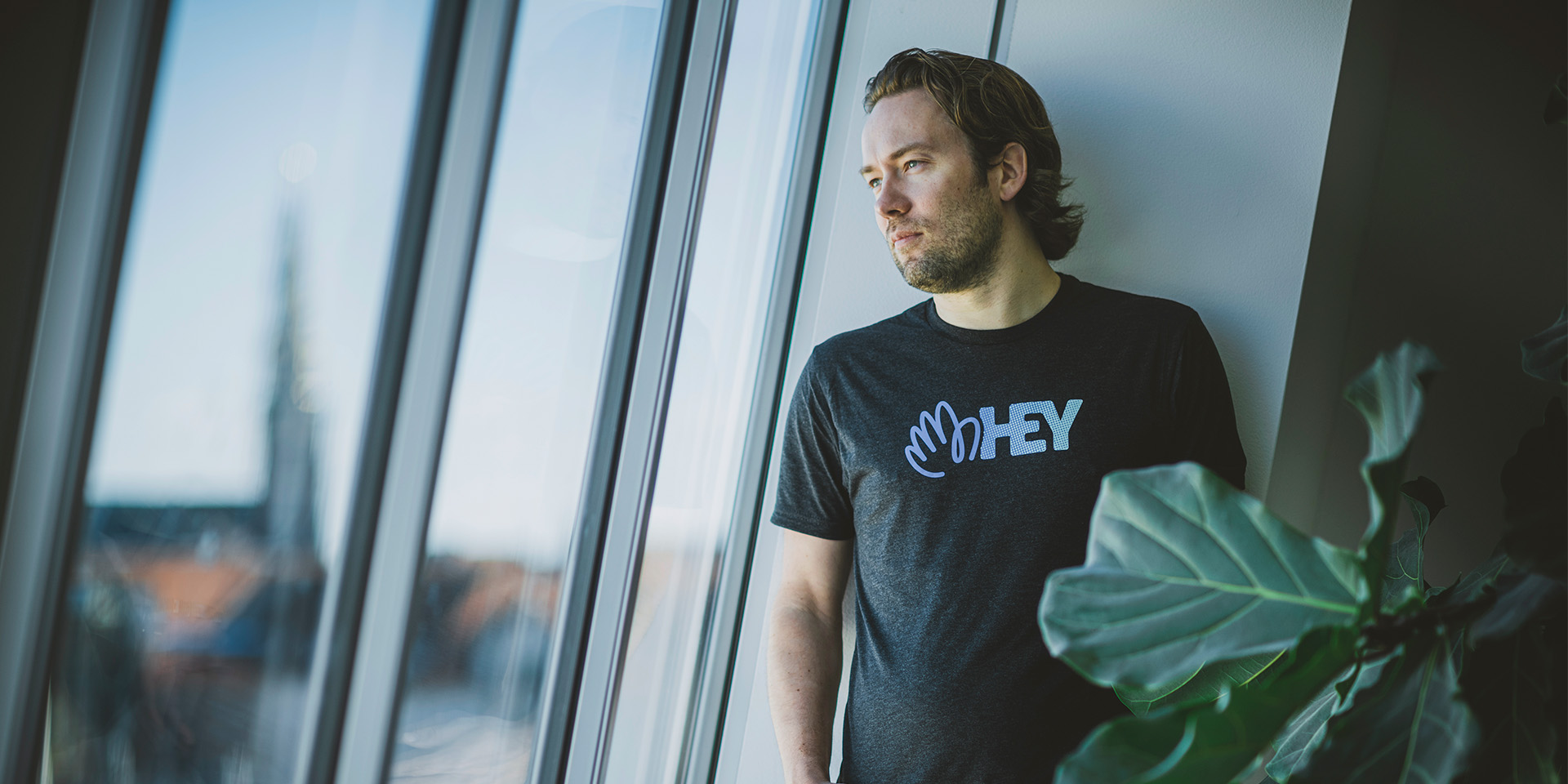 David Heinemeier Hansson kigger ud af vinduet