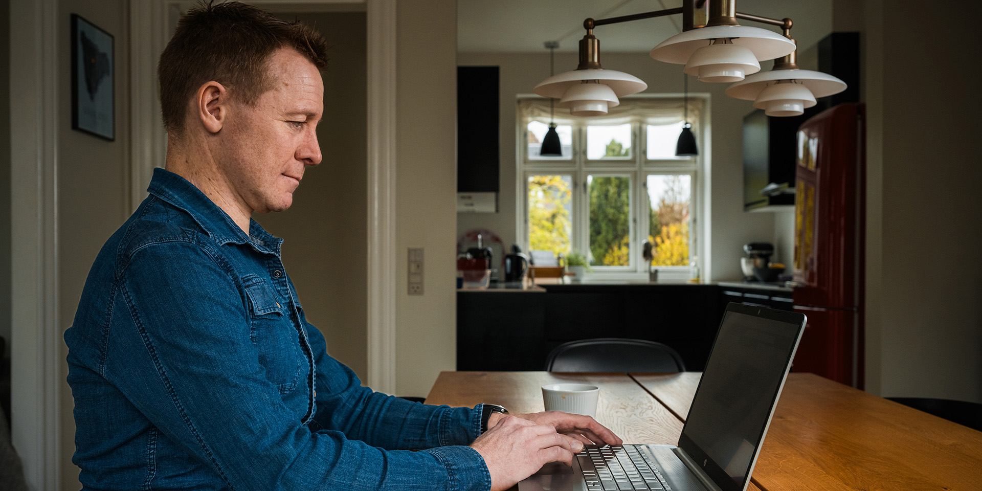 Dennis Vangsgaard sidder foran en computer