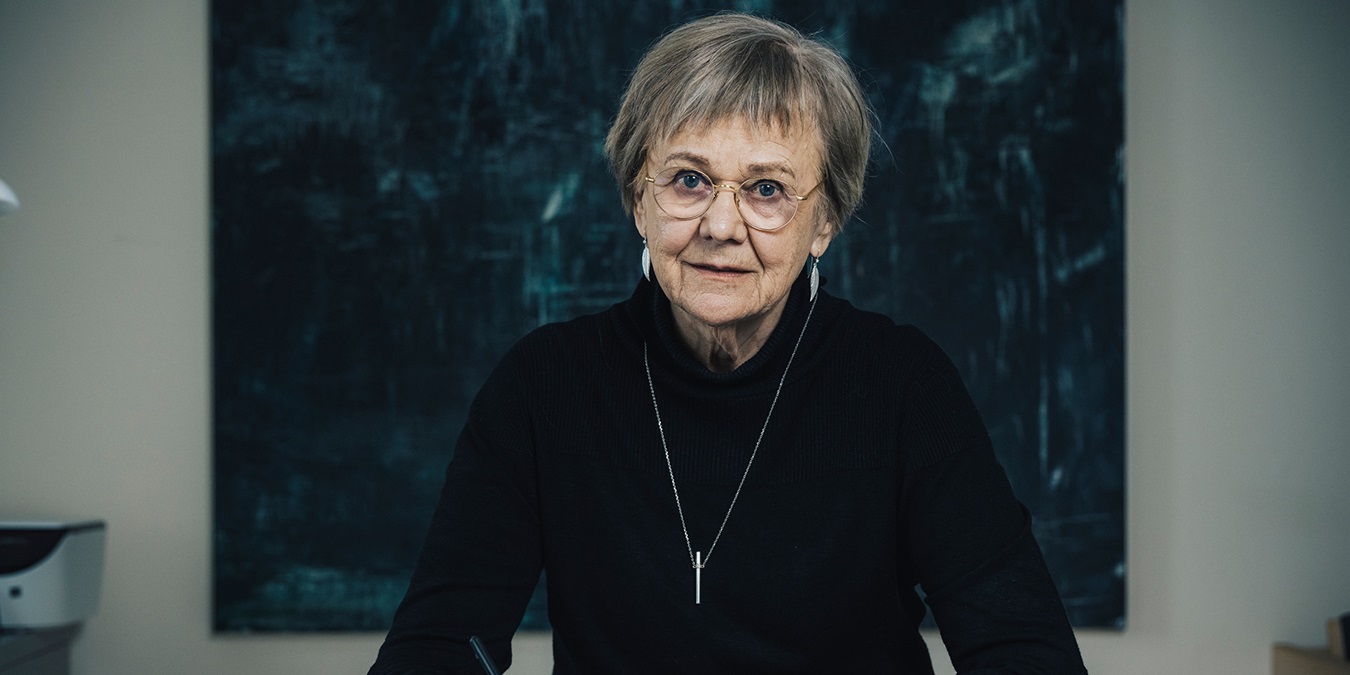 Else Relster sidder ved sit skrivebord