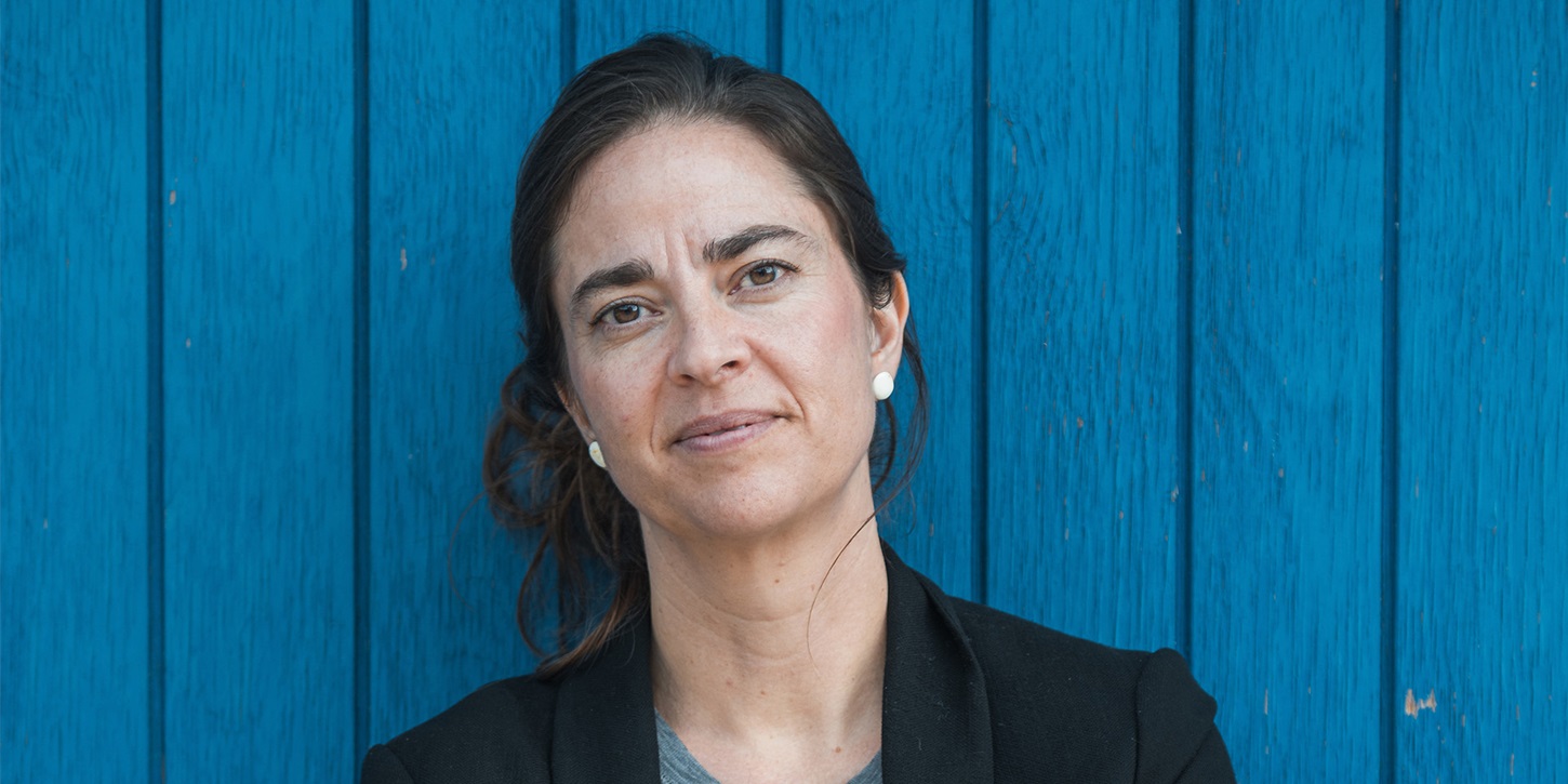 Eva Secher kigger ind i kameraet