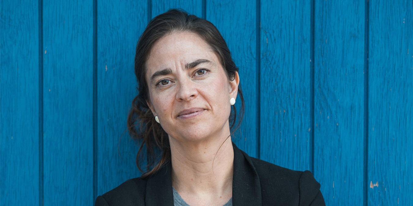 Eva Secher kigger ind i kameraet