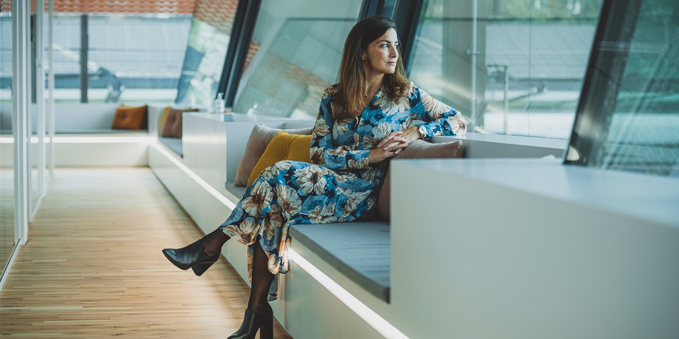 Figen Cayan sidder i en sofa og ser ud af vinduet