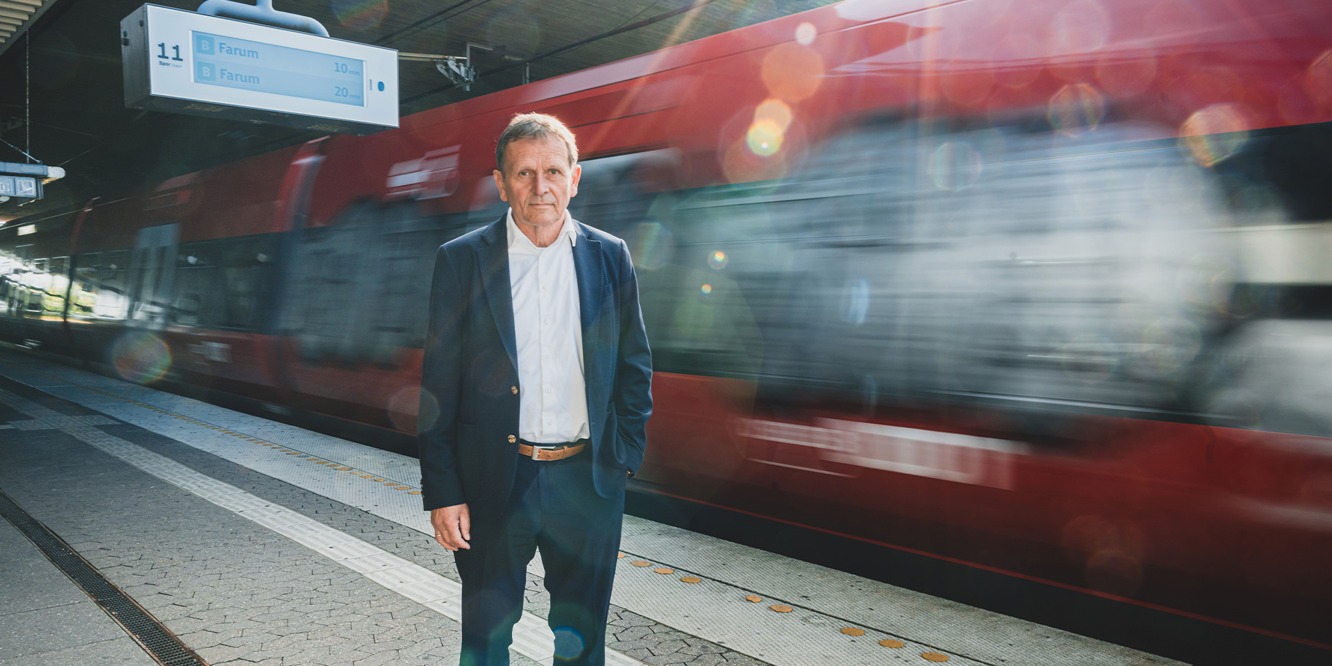 Flemming Jensen står foran et s-tog