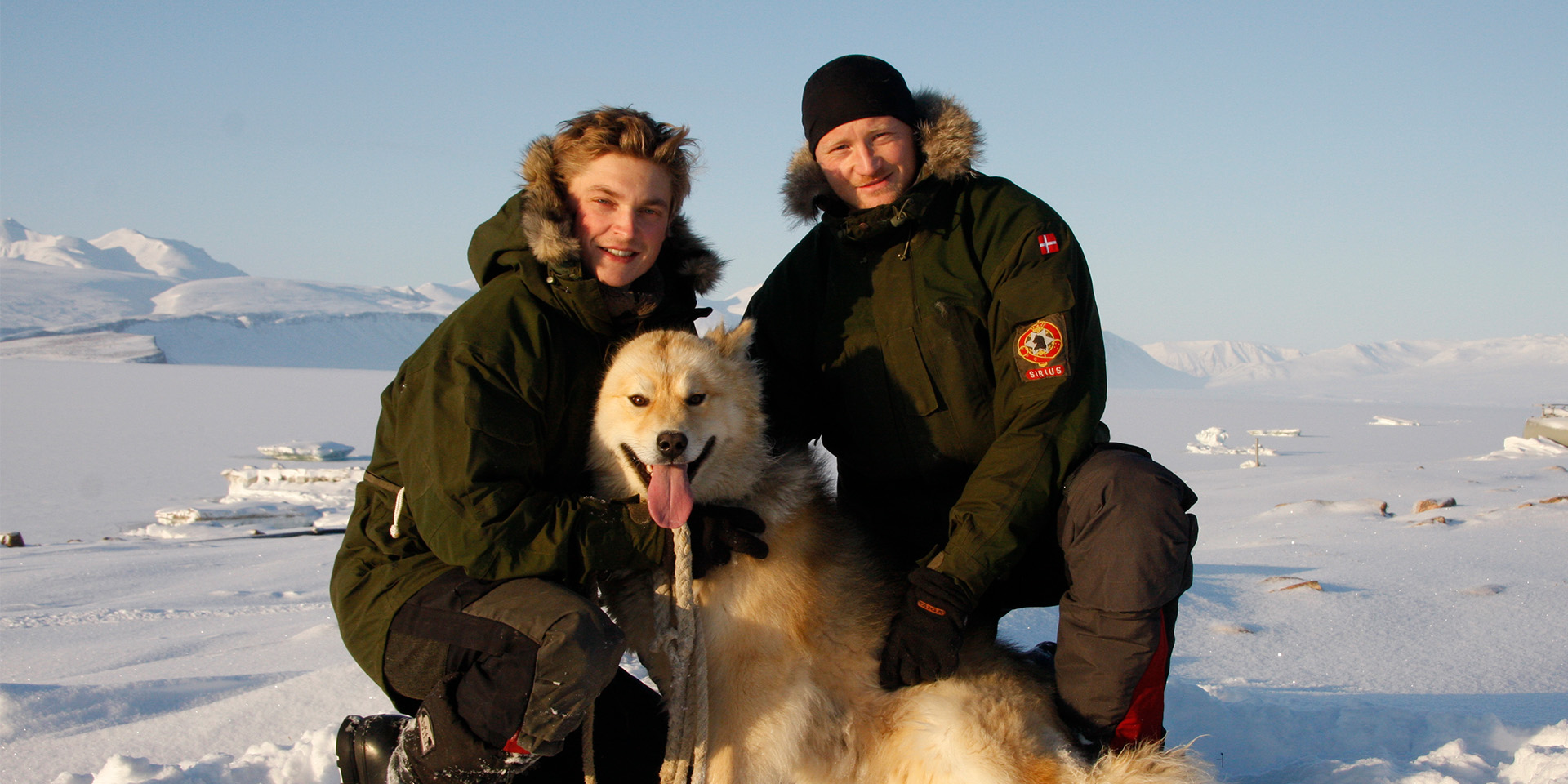 Frederik Nexøe-Larsen med en slædehund og en kollega