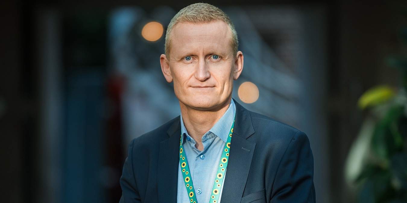 Frederik Sjørslev kigger ind i kameraet og har sin solsikkesnor rundt om halsen