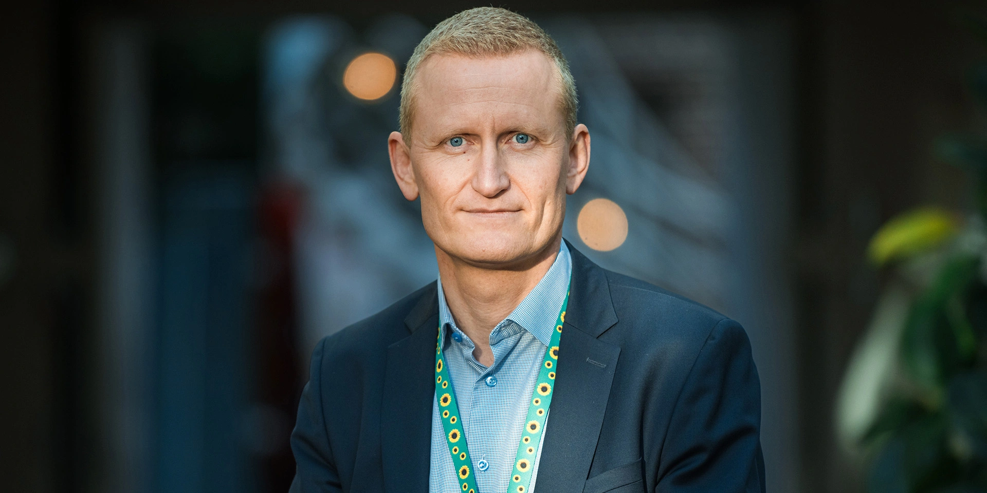 Frederik Sjørslev kigger ind i kameraet og har sin solsikkesnor rundt om halsen