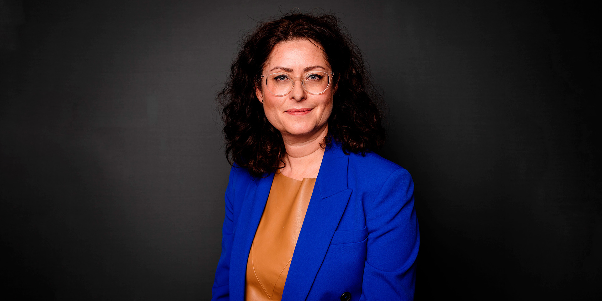 Freja-Ludvigsen smiler til kameraet iført en blå blazer