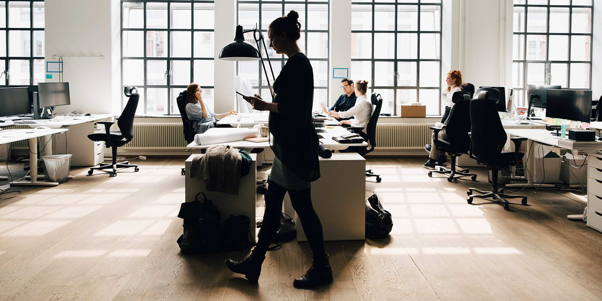 En kvinde går gennem et kontor