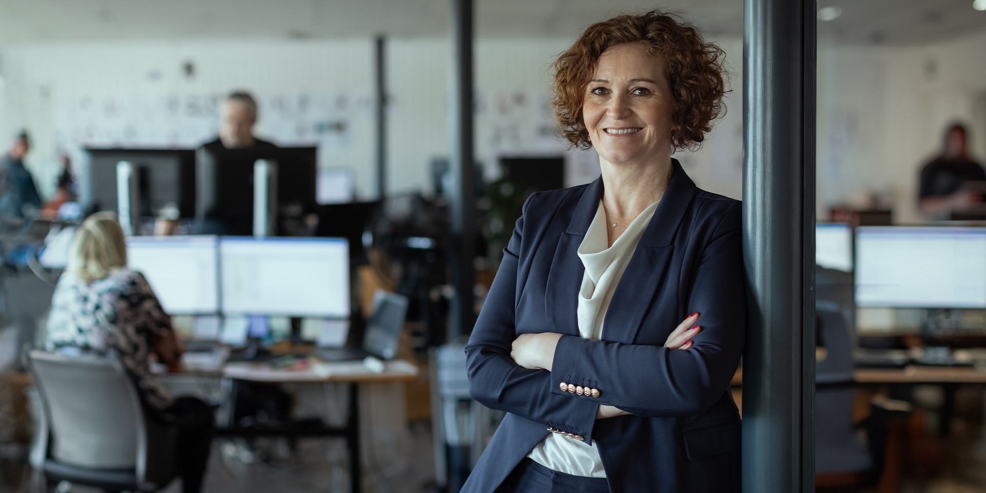 Gitte Kirkegaard står i midten af kontoret