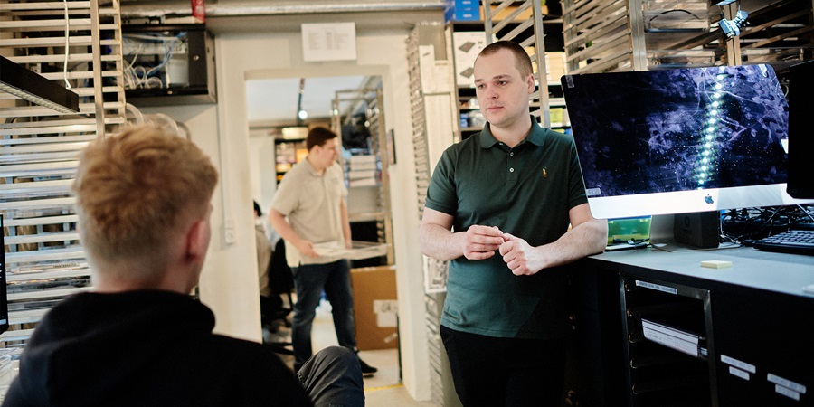 Stifter og ejer af Glad Teknik Mathias Nielsen snakker med en medarbejder på kontoret