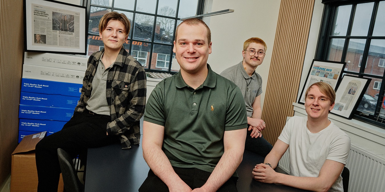 Stifter og ejer af Glad Teknik sidder i et rum med sine kollegaer, blandt andet Daniel og Nikolaj