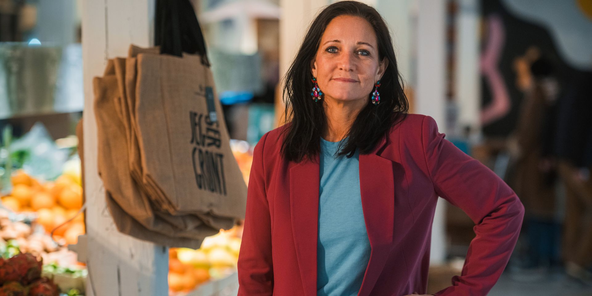 Heidi Boye står foran frugt og grøntsager