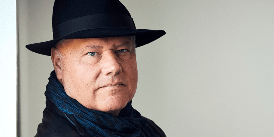 Henrik Villumsen er uddannet filosof og har arbejdet med ledelse i mere end 30 år