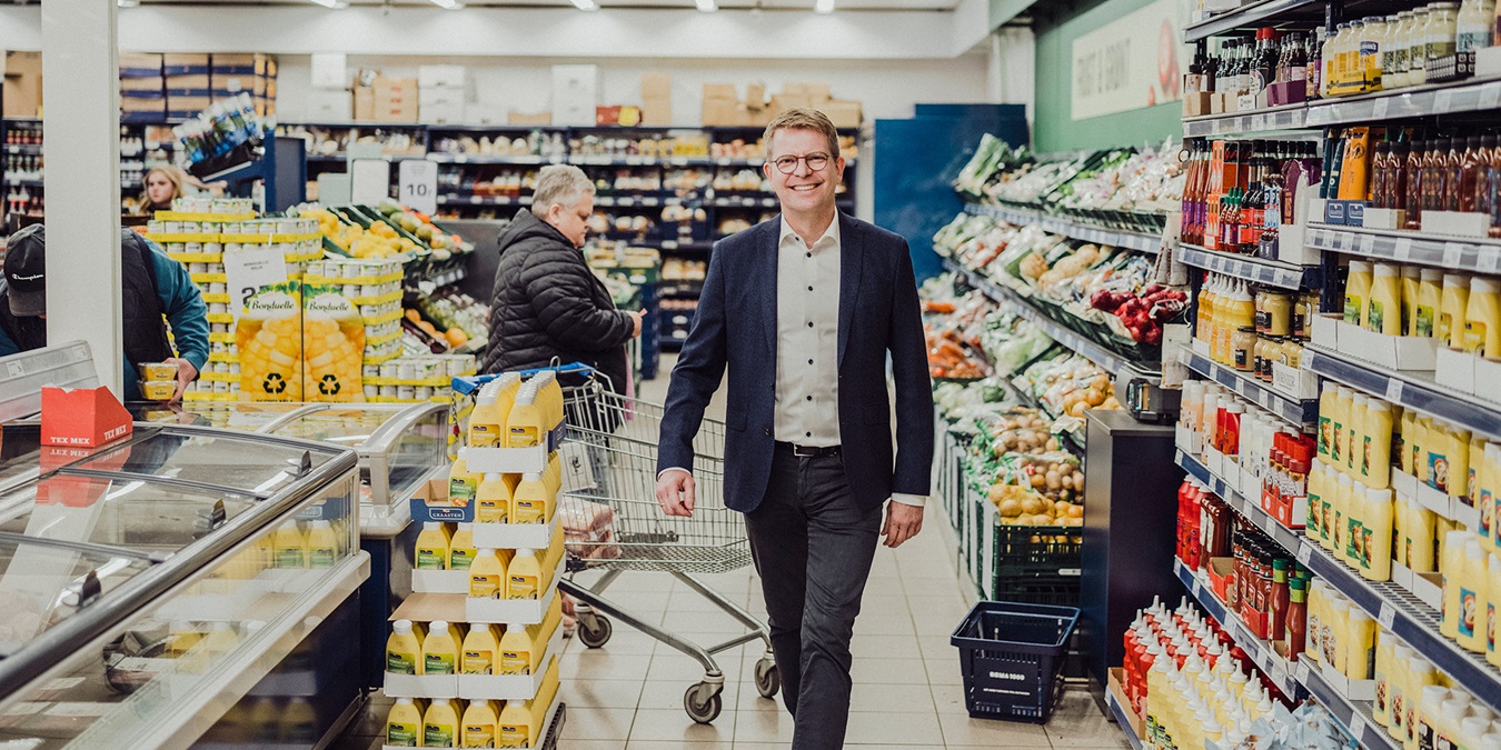 Henrik Burkdal går gennem en REMA 1000