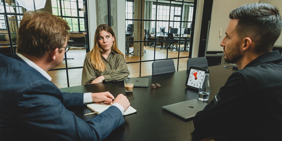 Medarbejdere hos IIH Nordic til møde