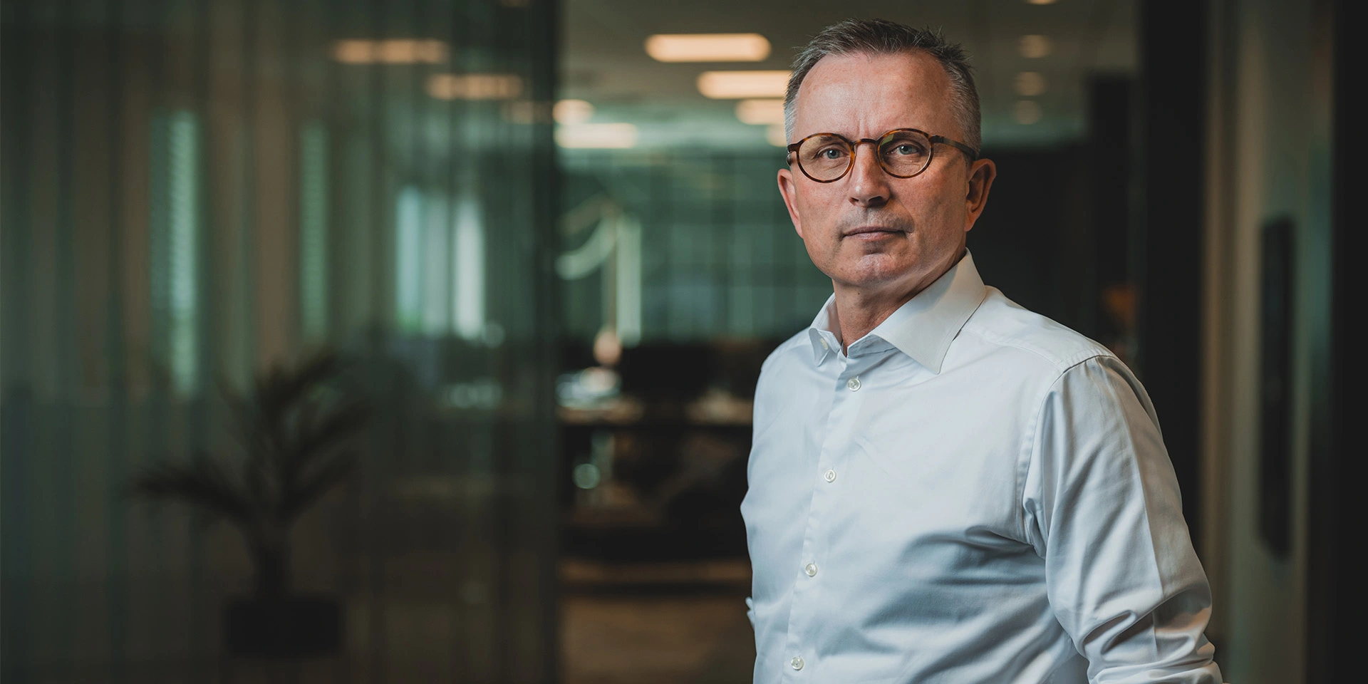 Hermann Haraldsson står og kigger ind i kameraet