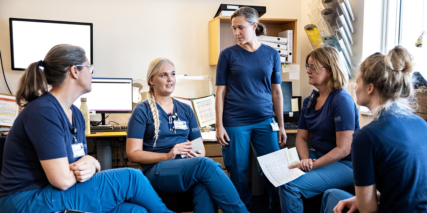 Sygeplejesker og jordmødre på Horsens sygehus til et møde hvor de giver hinanden feedback