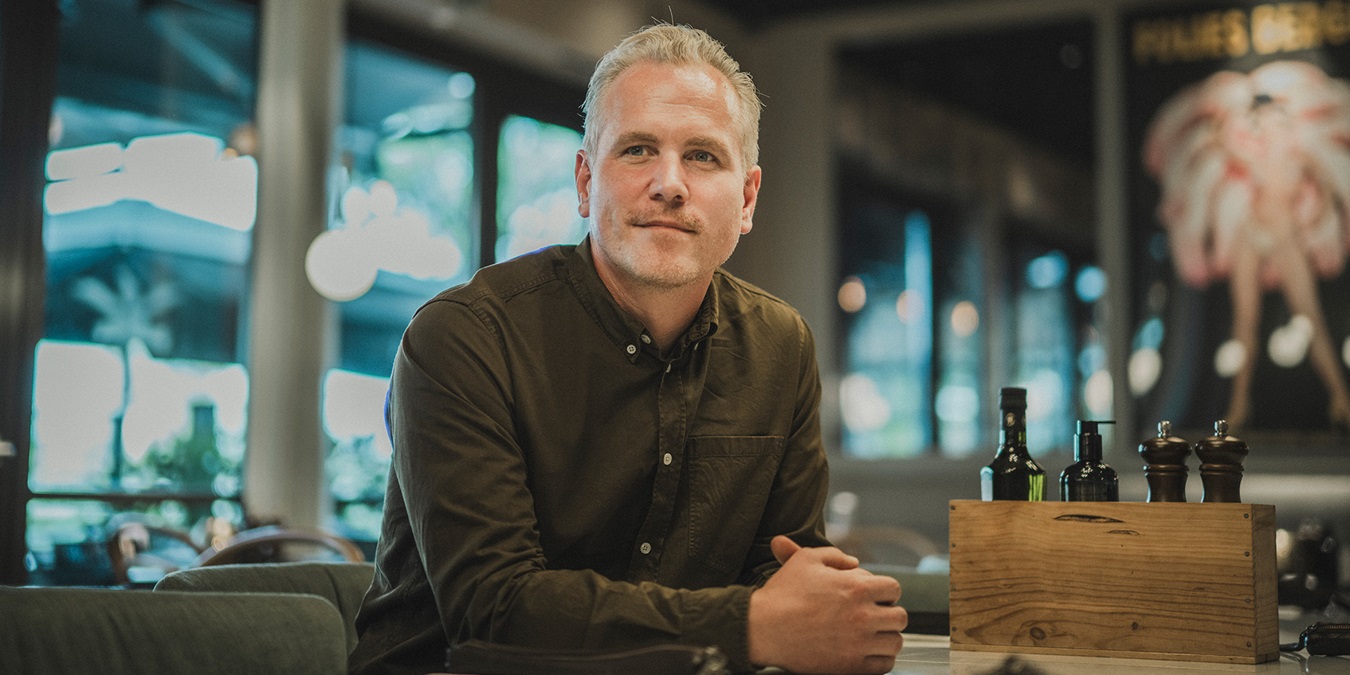 Jacob Niebuhr sidder ved et bord