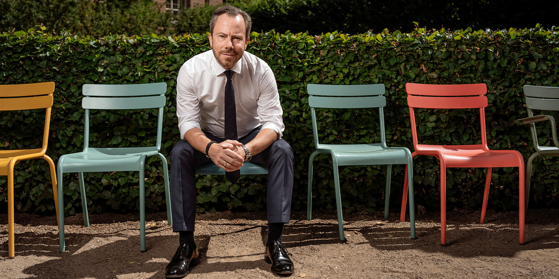 Jakob Ellemann-Jensen sidder på en stol