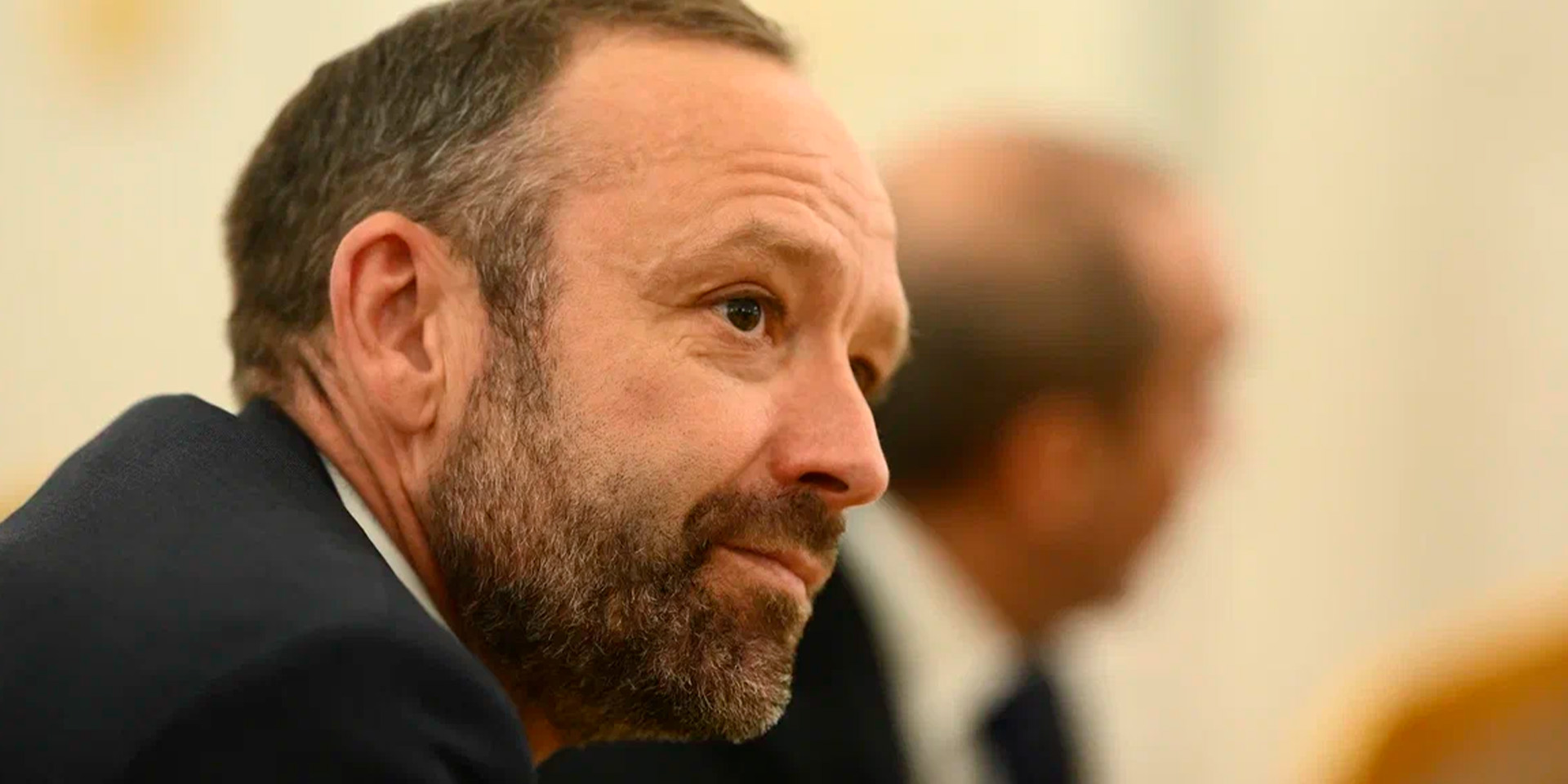 Jakob Henningsen kigger ud til siden