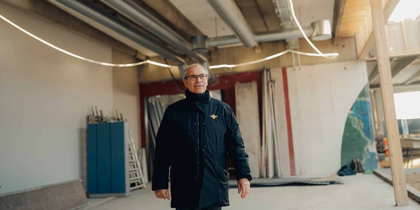 Jan Pytlick går i et værksted