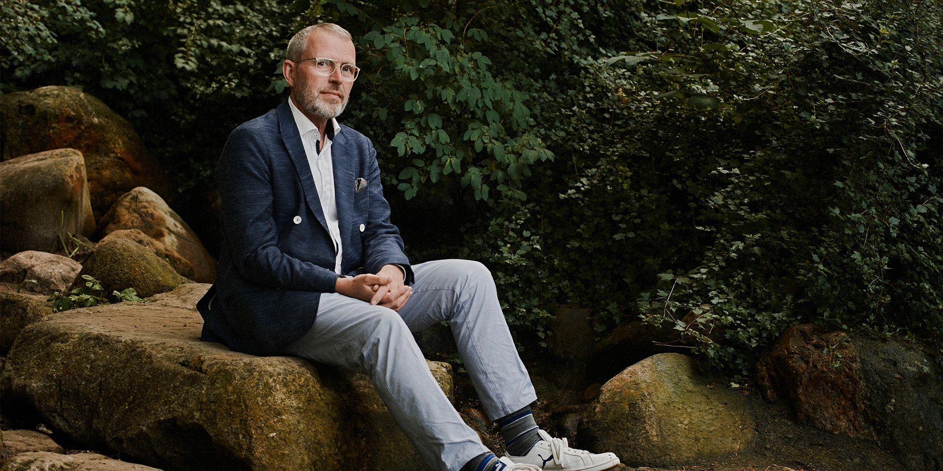 Jan Bybjerg Pedersen sidder på en sten og ser ud i horisonten