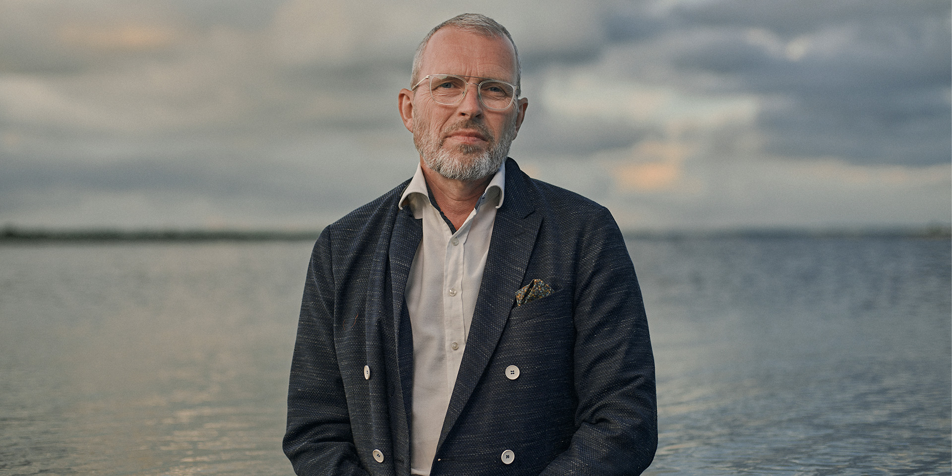Jan Bybjerg Pedersen står i havet og ser i kameraret