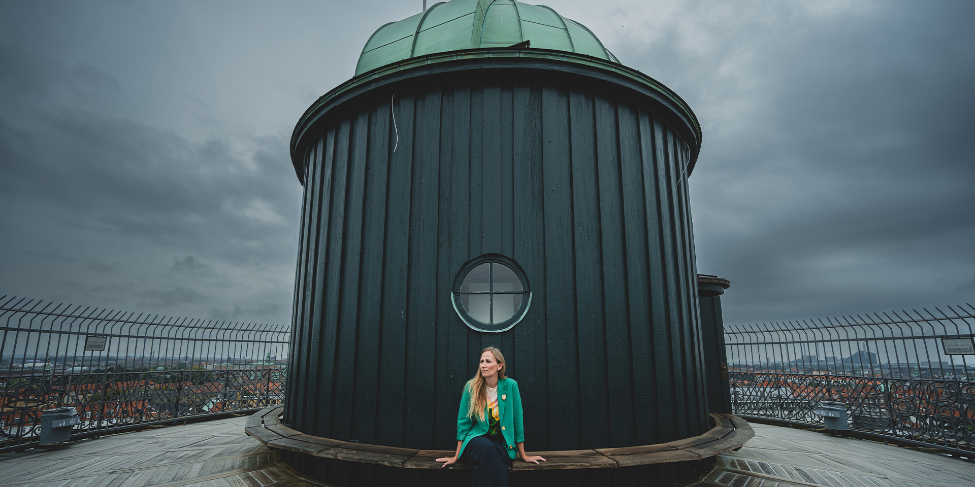 Jeanette Bursche sidder på toppen af Rundetårn