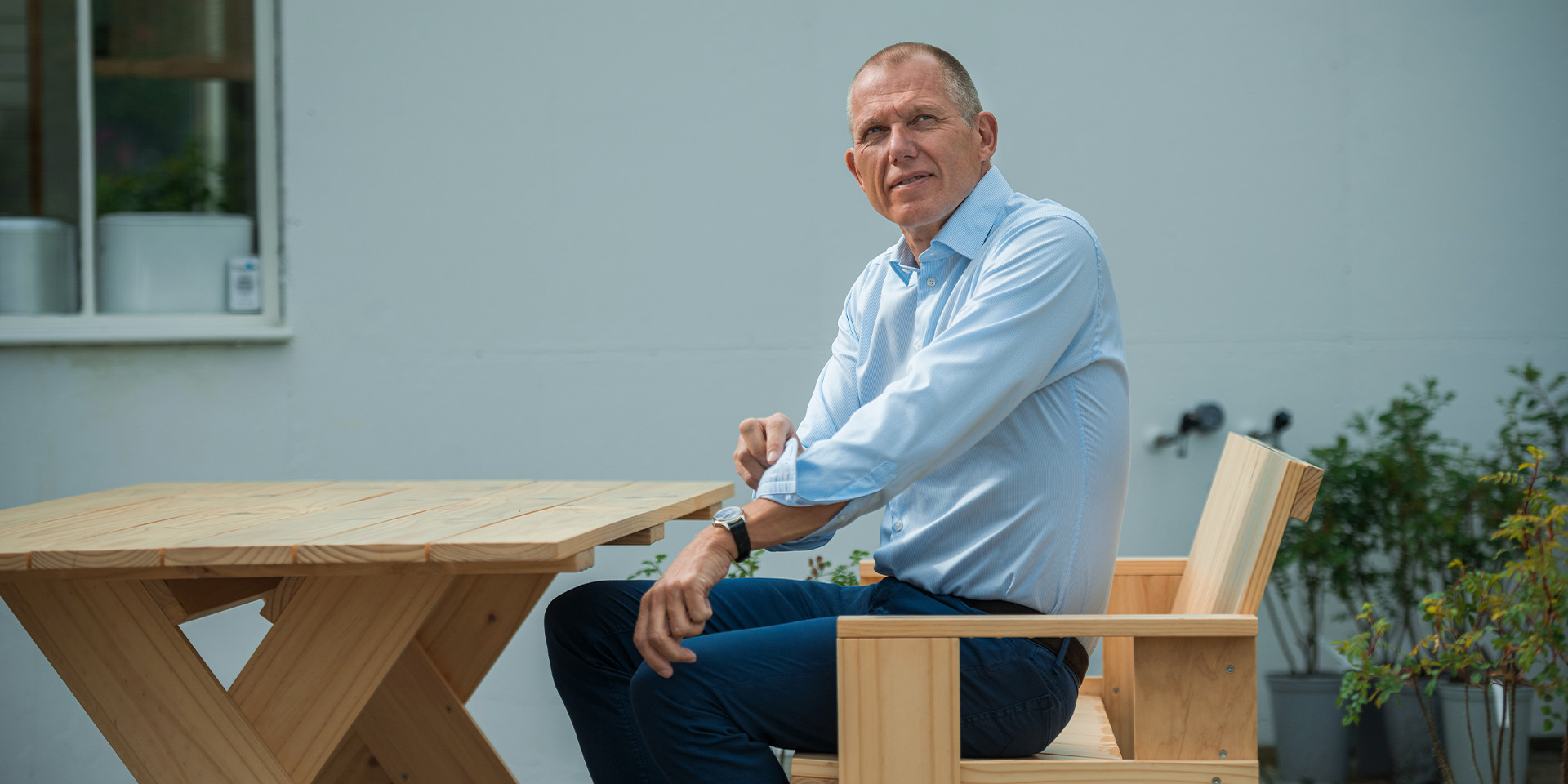 Jens Bjørn Andersen sidder på et havemøbel