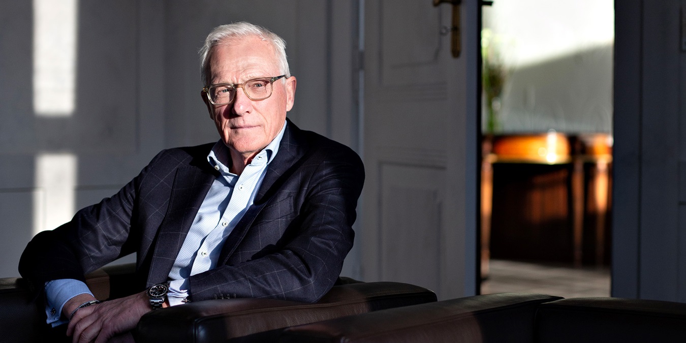 Jens Bjerg Sørensen sidder i en stol med solen skinnende i ansigtet