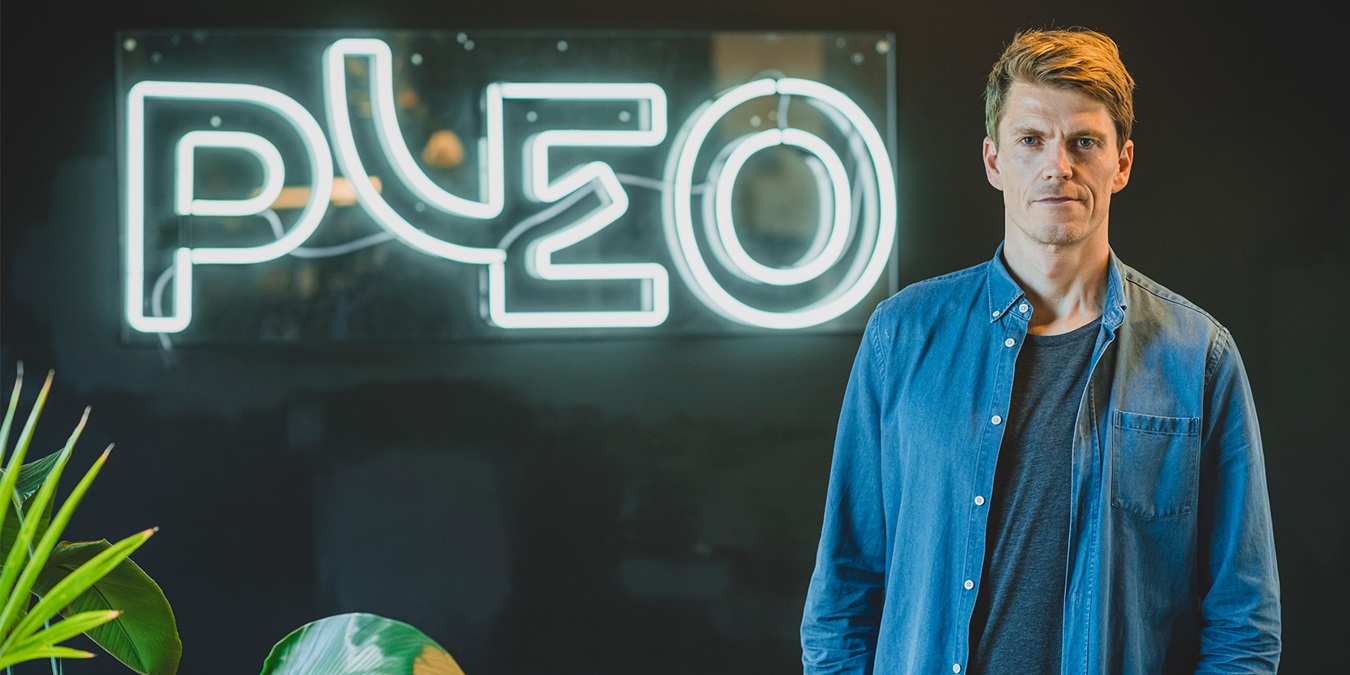 Nomineret til Årets Leder 2022, Jeppe Rindom foran PLEO skilt