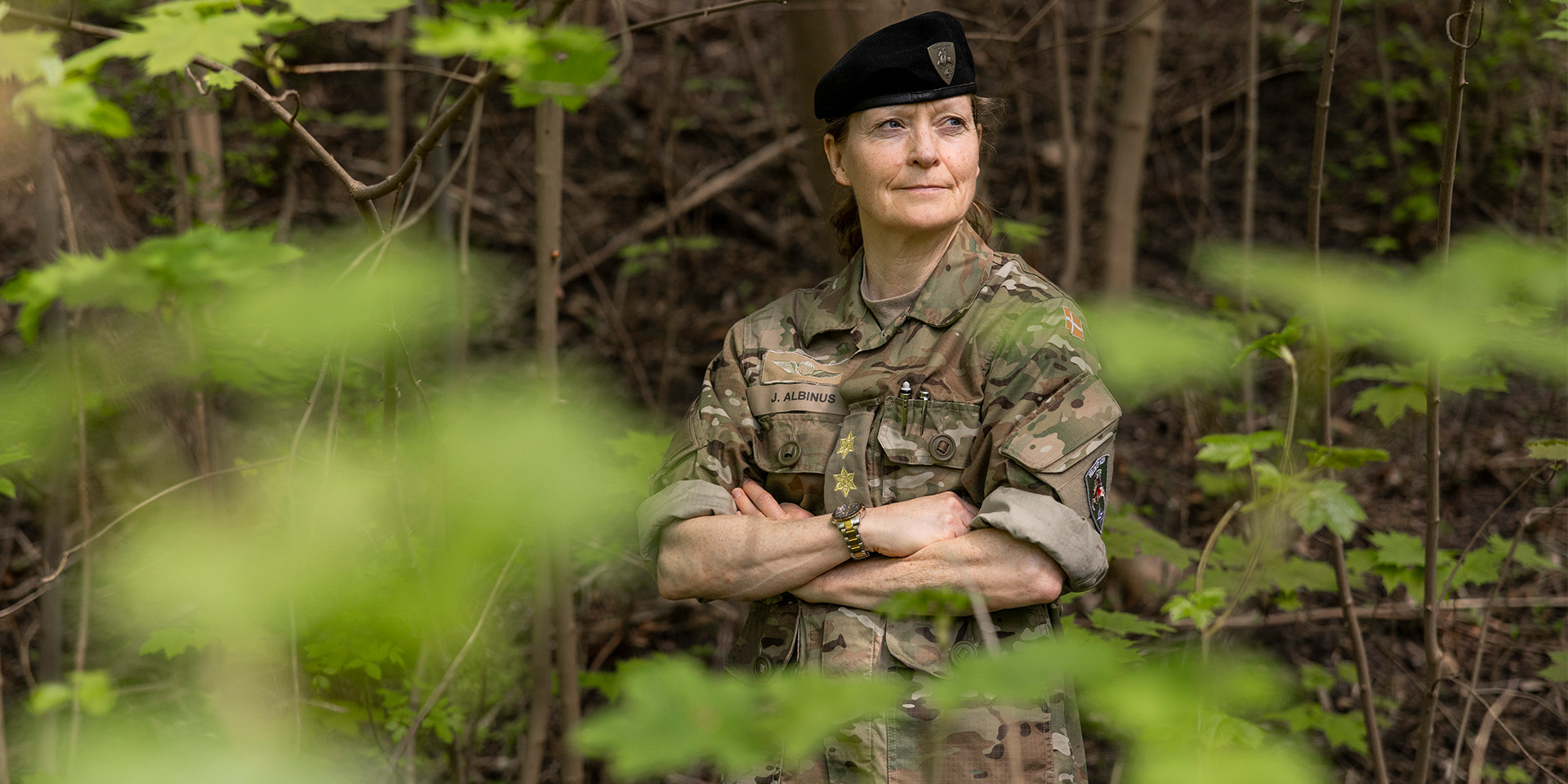 Jette Albinus står i sin uniform ude i skoven