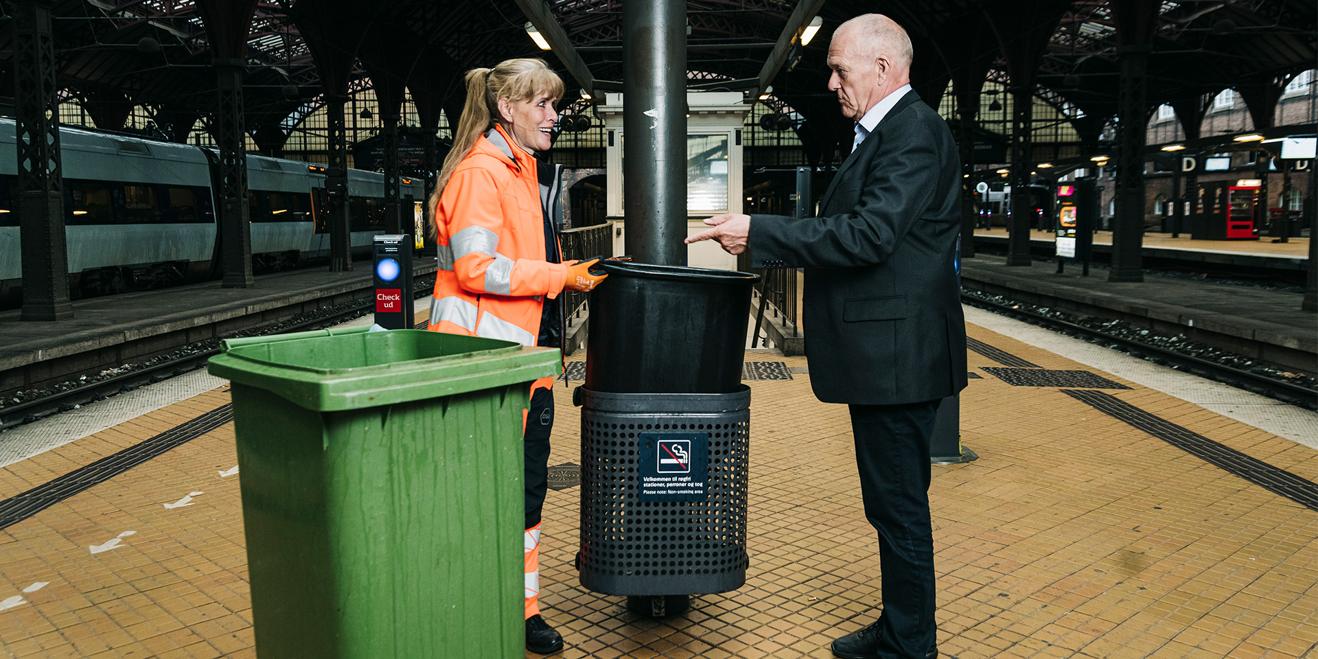 Jørgen Dyrendal Rasmussen med DSB medarbejder