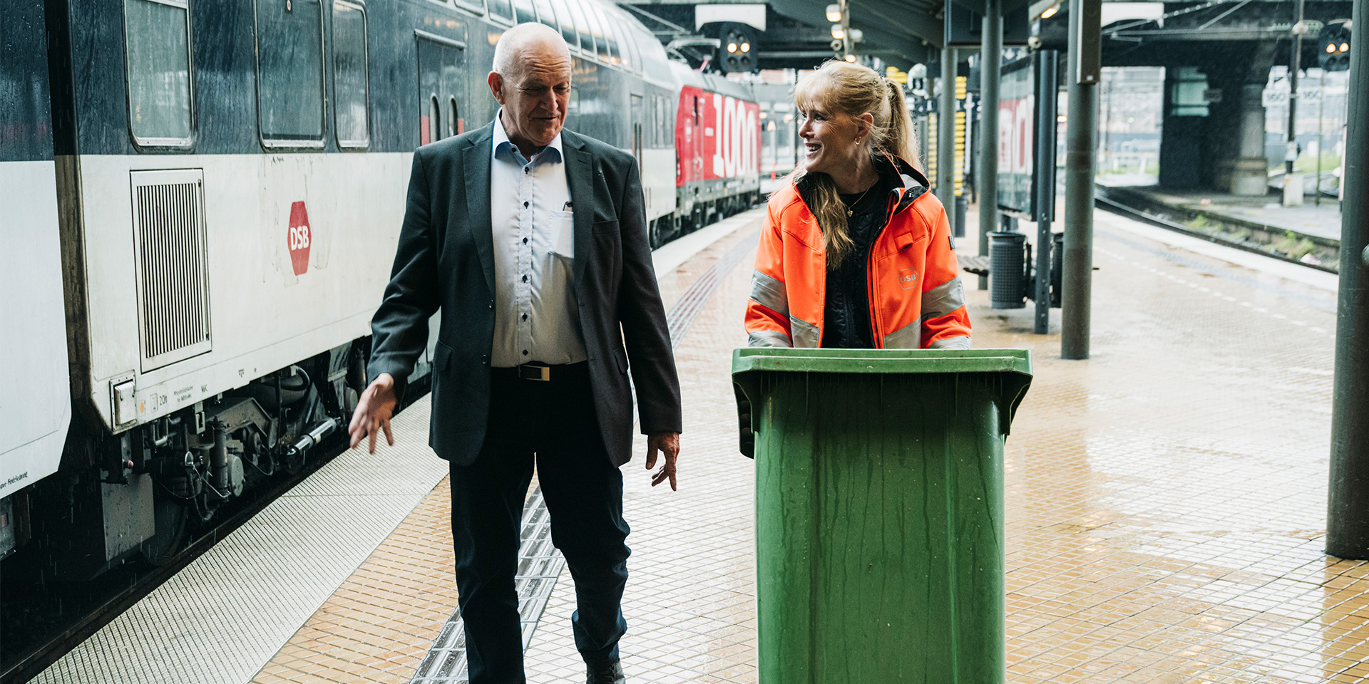 Jørgen Dyrendal Rasmussen med DSB medarbejder