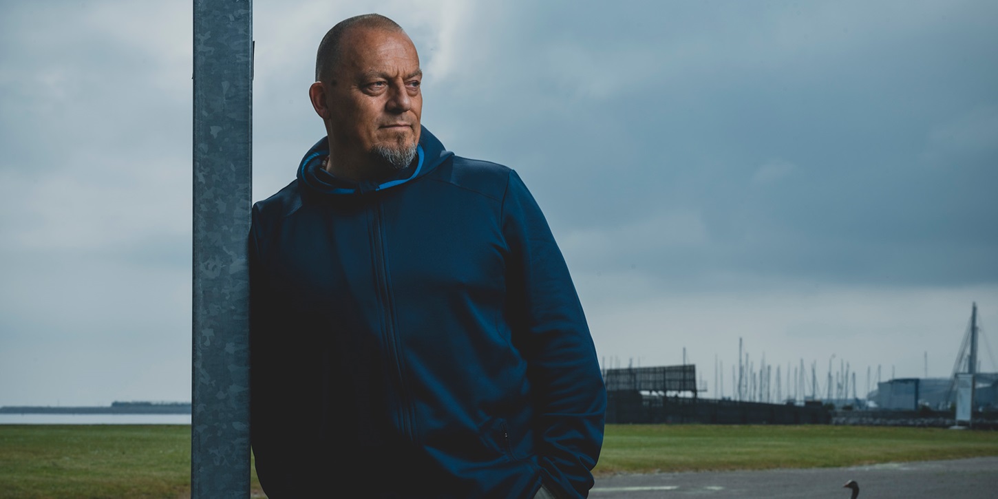 Jørn Aarup læner sig op af pæl