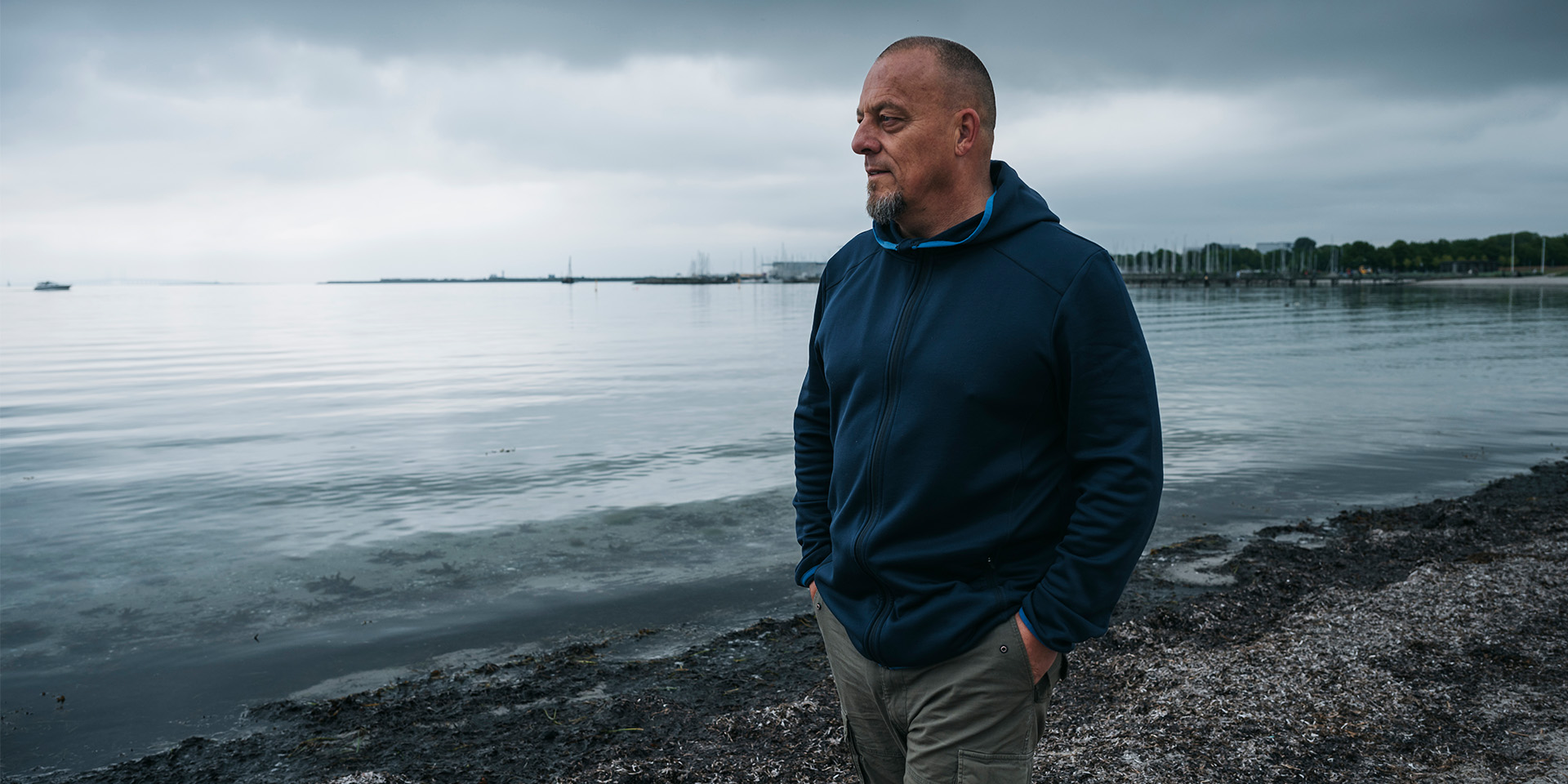 Jørn Aarup går på stranden