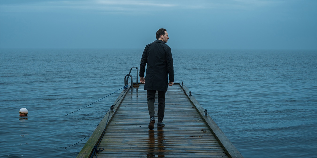 Johan Kirstein Brammer går ud på en bro