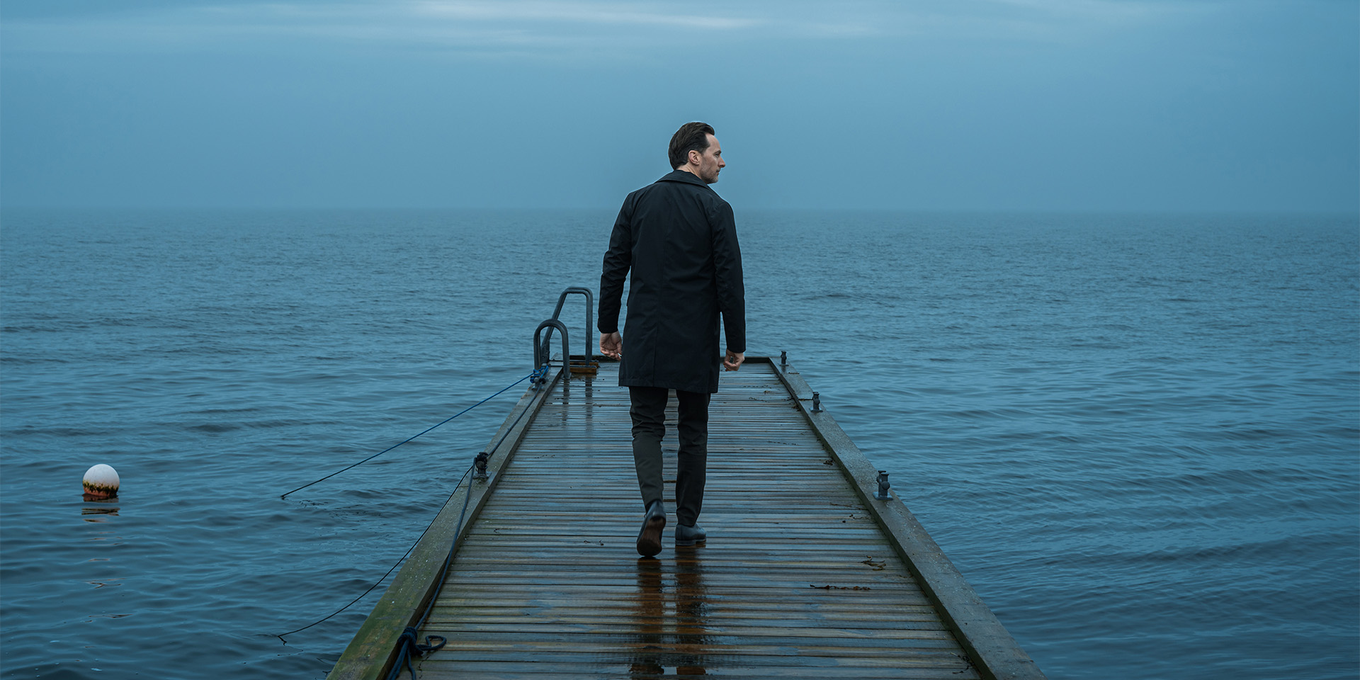 Johan Kirstein Brammer går ud på en bro