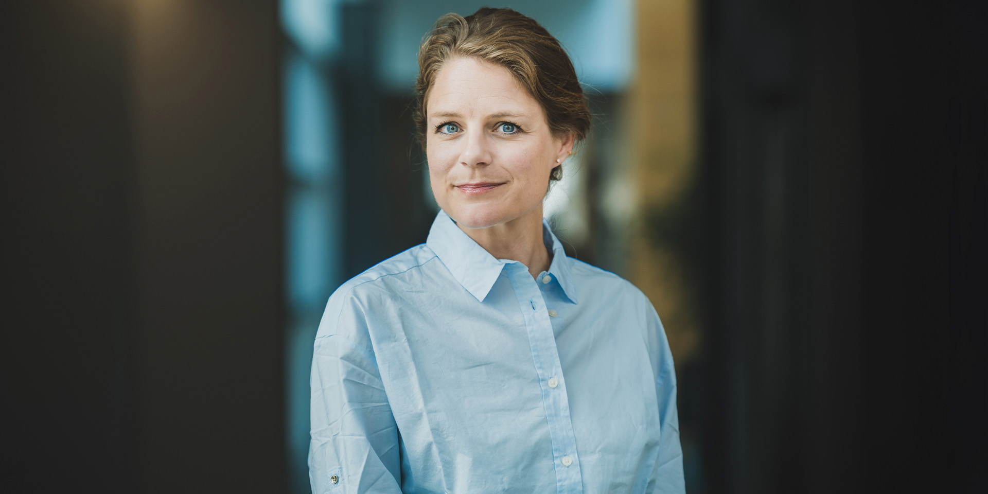 Johanne Schmidt-Nielsen står foran en væg på et kontor