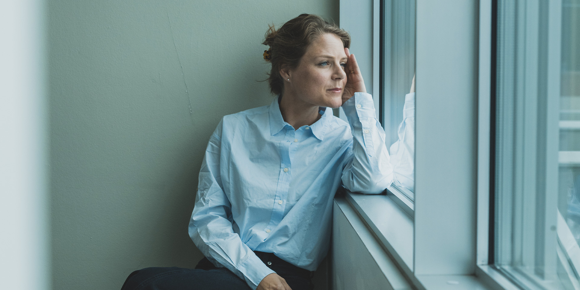 Johanne Schmidt-Nielsen sidder i en vindueskarm