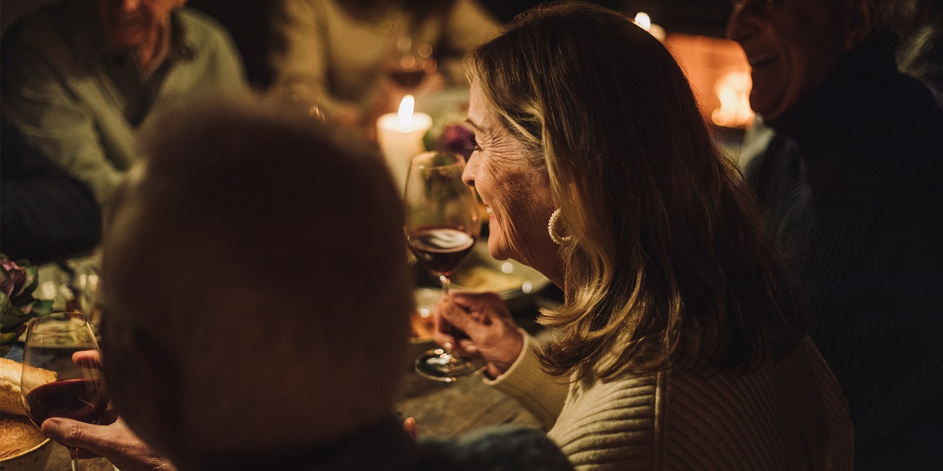 Kvinde drikker vin til julefrokost