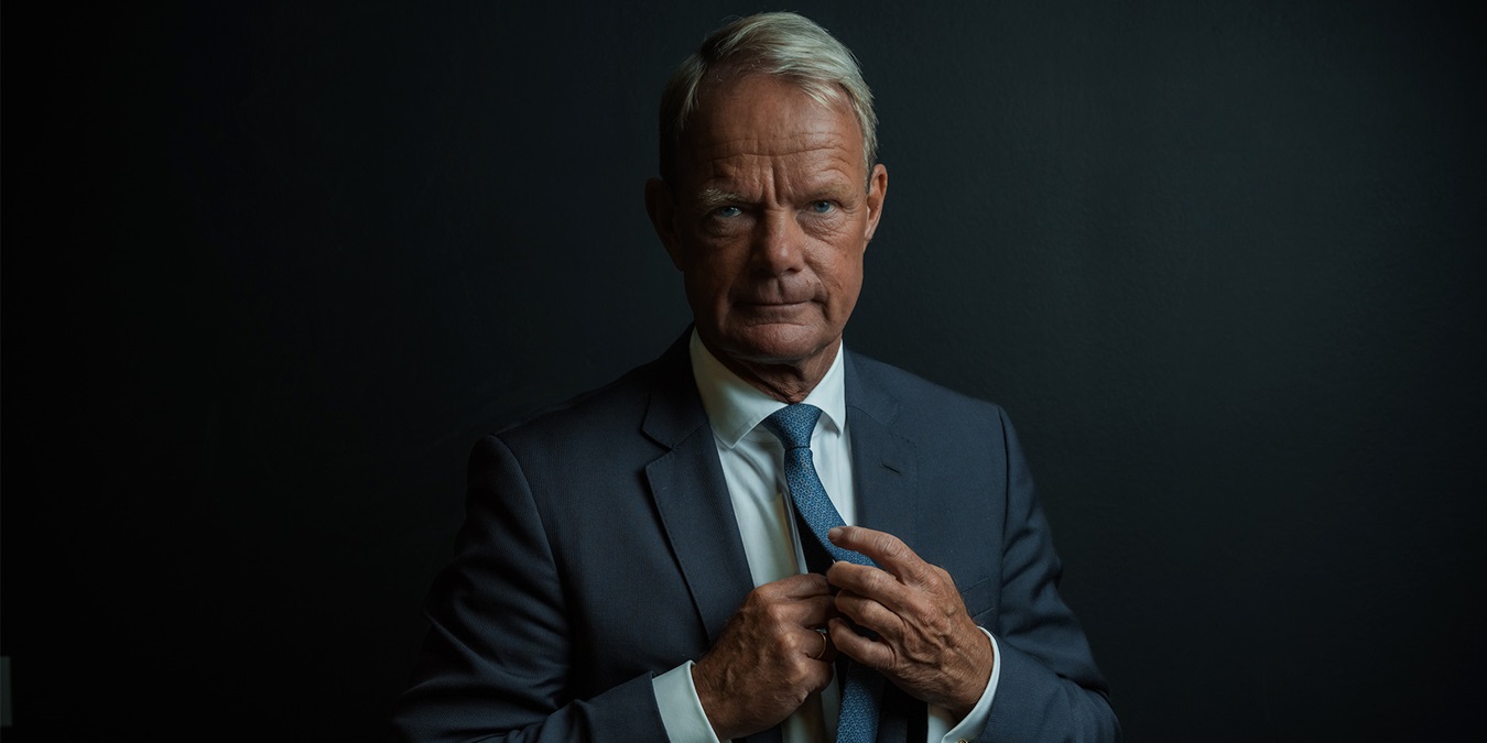 Kåre Schultz fikser sit slips