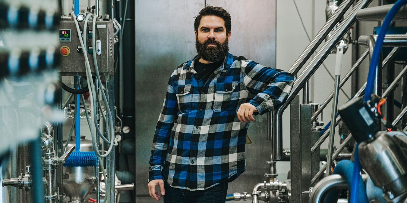 Kasper Gerdes står på mikrobryggeriet Flying Couch