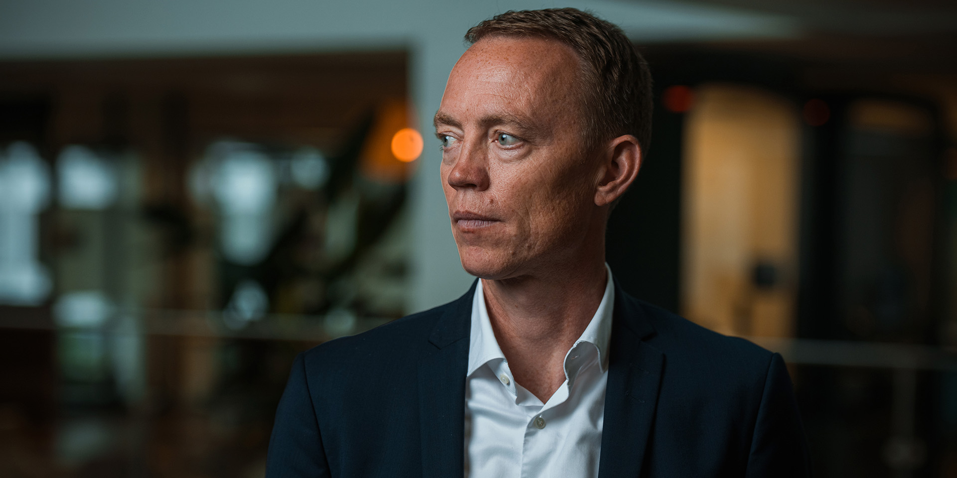 Kasper Nilaus kigger til siden